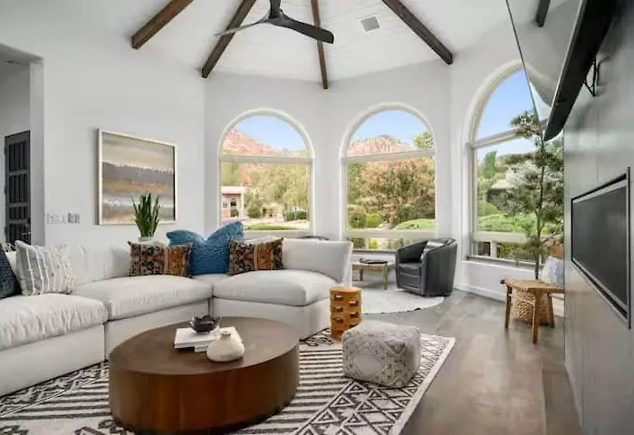 Chapel Showstopper! Walk To Trails, Private Yard *