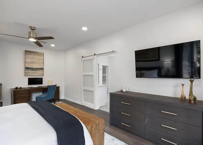 Chapel Showstopper! Walk To Trails, Private Yard *