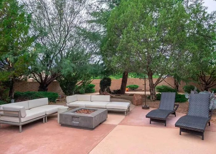 Chapel Showstopper! Walk To Trails, Private Yard *