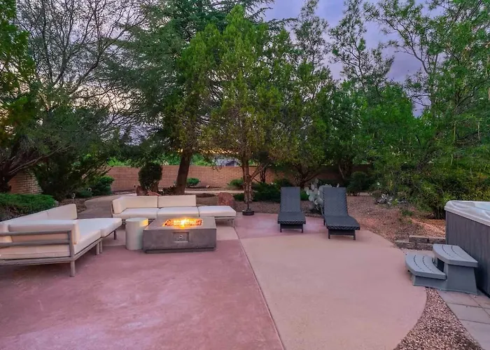 Dom wakacyjny Chapel Showstopper! Walk To Trails, Private Yard