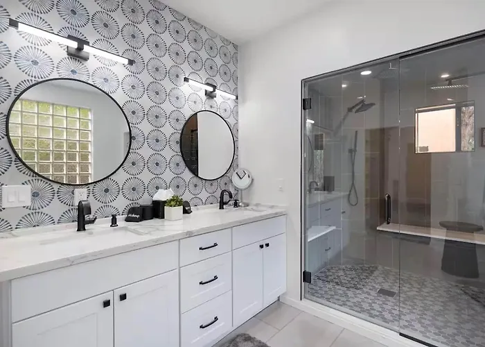 Dom wakacyjny Chapel Showstopper! Walk To Trails, Private Yard *