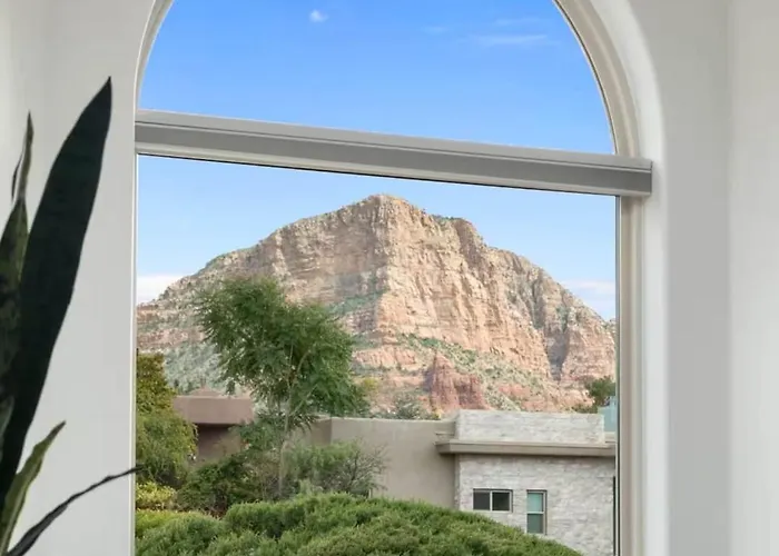 Dom wakacyjny Chapel Showstopper! Walk To Trails, Private Yard