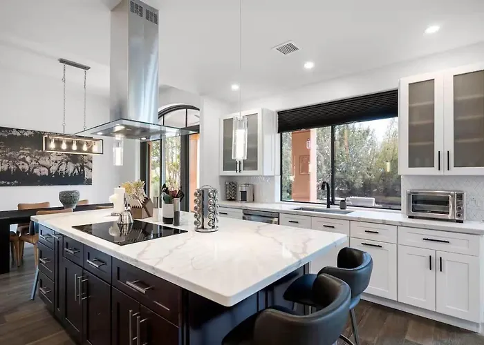 Chapel Showstopper! Walk To Trails, Private Yard *