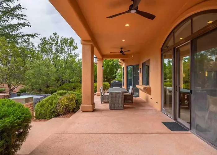 Dom wakacyjny Chapel Showstopper! Walk To Trails, Private Yard