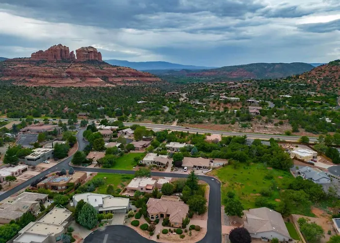 Chapel Showstopper! Walk To Trails, Private Yard